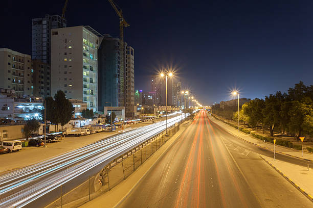 tráfego na cidade do kuwait à noite - middle east highway street night - fotografias e filmes do acervo