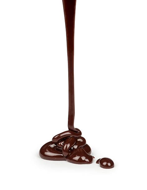 istock Chocolate flow isolated on white background close up 533003193