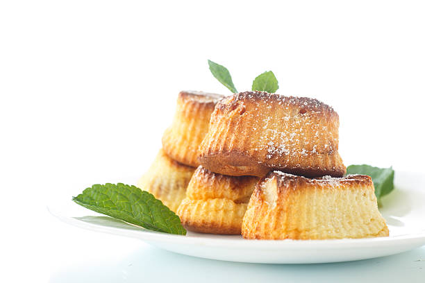 hüttenkäse-muffins - muffin cake isolated small stock-fotos und bilder