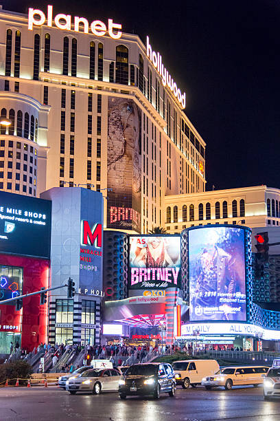 planet hollywood las vegas strip на ночь - britney spears стоковые фото и изображения