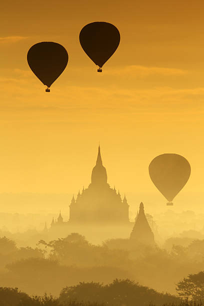 на воздушном шаре в паган - burmese culture myanmar pagoda dusk стоковые фото и изображения