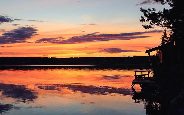 finlandais coucher du soleil de minuit - finland sauna lake house photos et images de collection