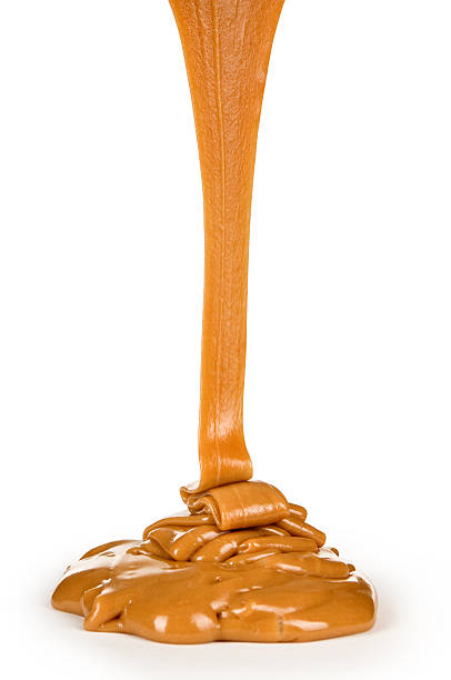 caramel liquide, isolé sur fond blanc - caramel sauces sweet sauce pouring photos et images de collection