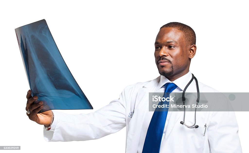 Retrato de um médico olhando radiography - Foto de stock de Doutor royalty-free
