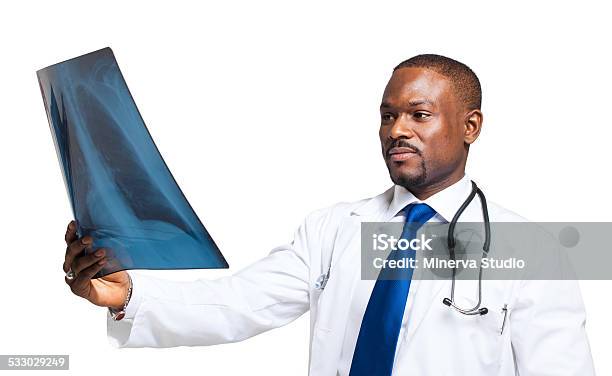 Foto de Retrato De Um Médico Olhando Radiography e mais fotos de stock de Doutor - Doutor, Imagem de raios X, Origem Africana