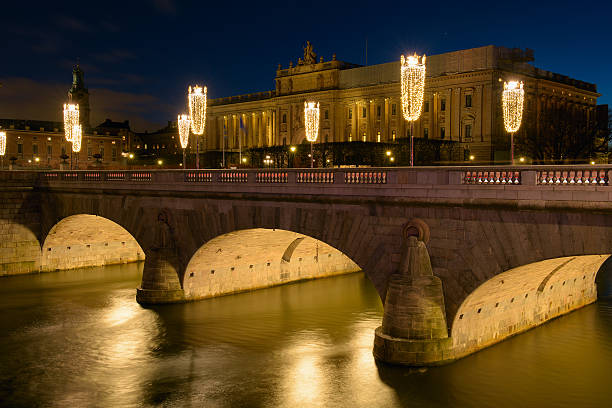 riksdag edificio e norrbro ponte stoccolma, svezia - norrbro foto e immagini stock