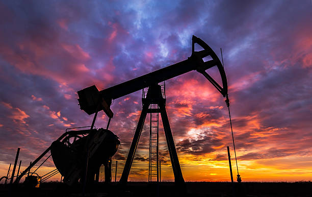 istock Operating oil and gas well 533030061