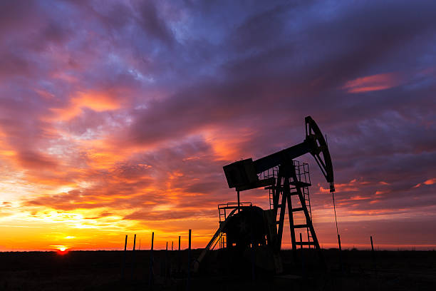 istock Operating oil and gas well 533030065