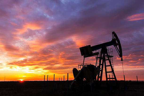 istock Operating oil and gas well 533030067
