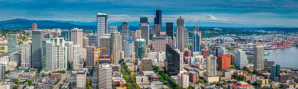 foule paysage de gratte-ciels du centre-ville de seattle et sur le port de washington-mont rainier - columbia center photos et images de collection