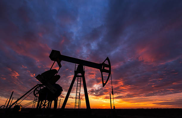 istock Operating oil and gas well 533036125