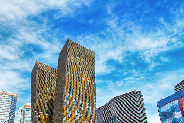 skyline hotel di las vegas con edifici e appartamento - the cosmopolitan of las vegas foto e immagini stock