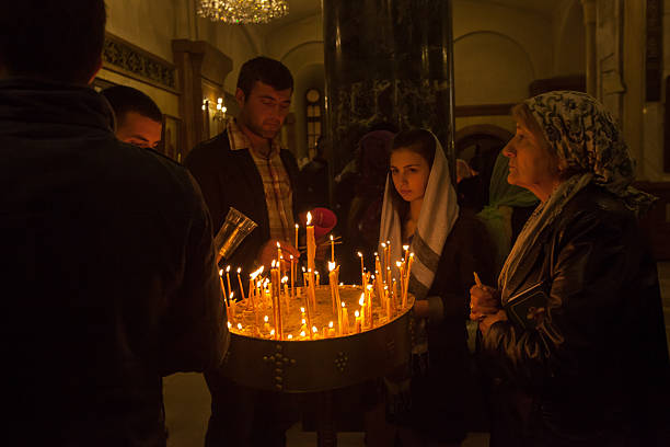 group of worshipers  at holy trinity cathedral of tbilisi - foto’s van oudere mannen stockfoto's en -beelden