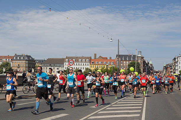 コペンハーゲンのマラソンランナー 2016 のグループ - marathon running group of people jogging ストックフォトと画像