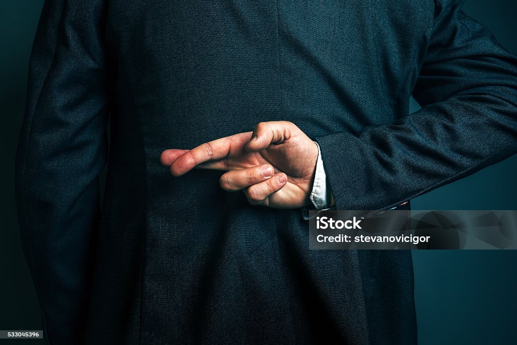 Liegen Geschäftsmann holding Hände verschränkt hinter dem Rücken - Lizenzfrei Unehrlichkeit Stock-Foto