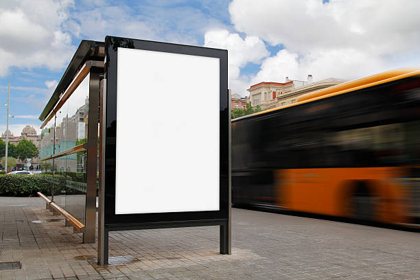 paragem de autocarro com um outdoor em branco - billboard symbol city street imagens e fotografias de stock