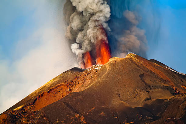 噴火のエトナ火山とその景色 - erupting ストックフォトと画像