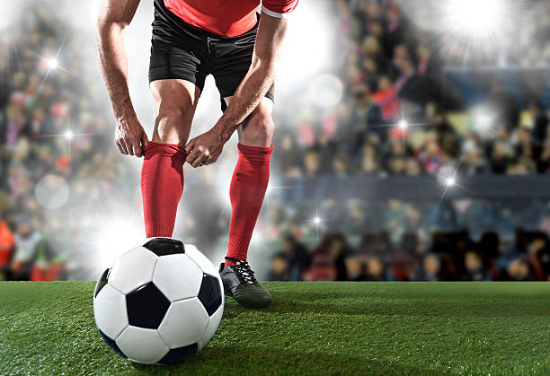футбольный игрок с мячом в черный обувь регулировочный носки - human muscle flash стоковые фото и изображения