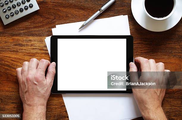 Tableta Digital En Blanco Sobre Un Escritorio Foto de stock y más banco de imágenes de Escritorio - Escritorio, Hombres, Leer