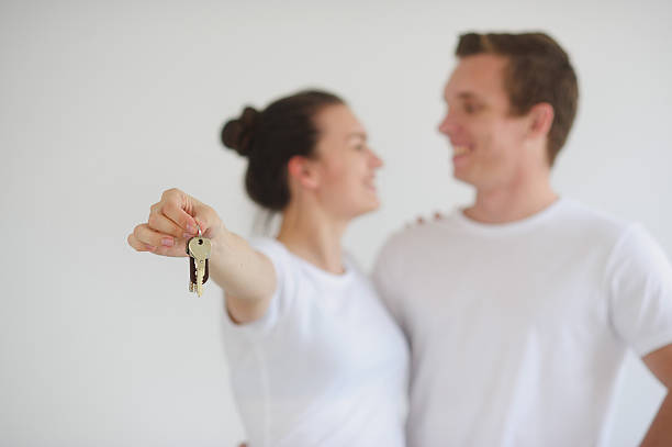 chaves para um novo apartamento - pair couple cheerful laughing - fotografias e filmes do acervo