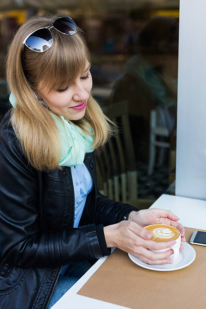 mujer joven hermosa de comer desayuno - business blurred motion text messaging defocused fotografías e imágenes de stock