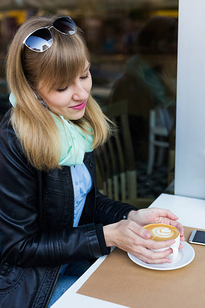 mulher jovem linda comer o pequeno-almoço - business blurred motion text messaging defocused imagens e fotografias de stock