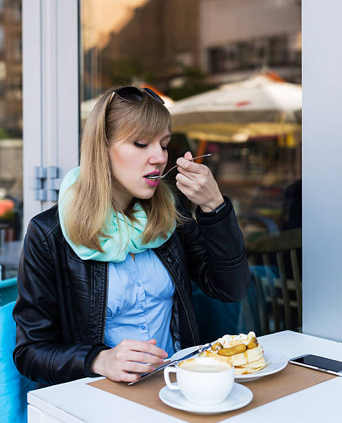 bellissima ragazza mangia la prima colazione - business blurred motion text messaging defocused foto e immagini stock