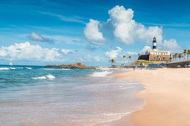porto da barra beach in salvador, brasilien - kleinere sehenswürdigkeit stock-fotos und bilder