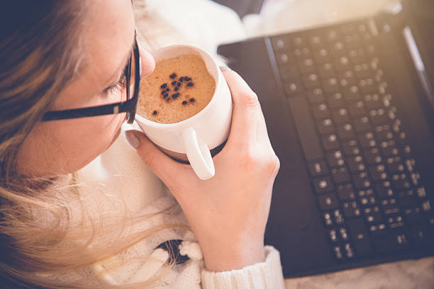 女性、ノートパソコンやコーヒー - knitting residential structure glasses hot drink ストックフォトと画像