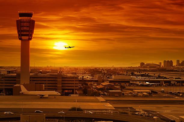 コントロール タワー 日没に空港 - landing sunset airplane flying ストックフォトと画像