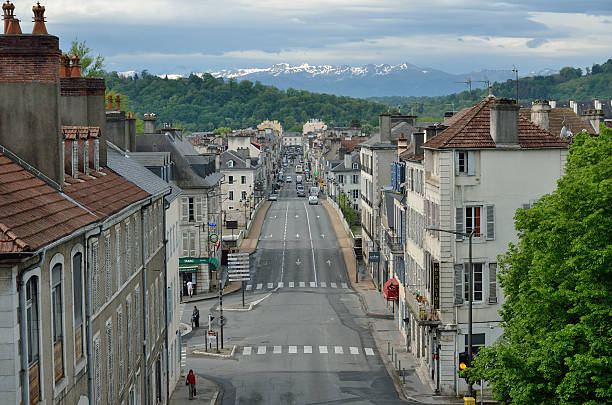 Französische Stadt Pau gegen den Bergen – Foto