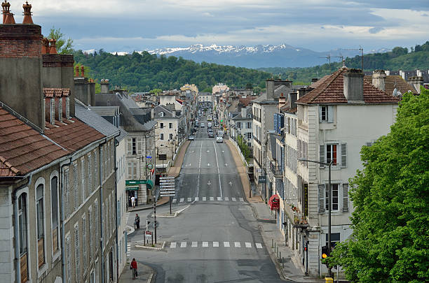 Cтоковое фото Французский города Pau в отношении отдаленных горах