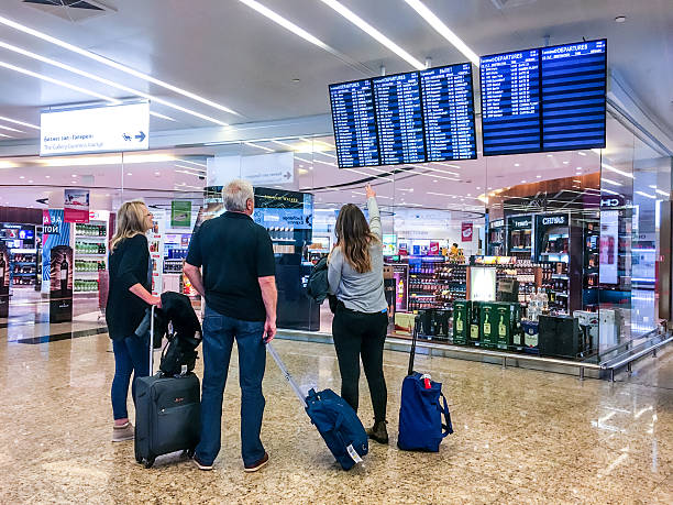 человек, проверка своего рейса в аэропорт шереметьево, москва - editorial moscow russia airport sign стоковые фото и изображения
