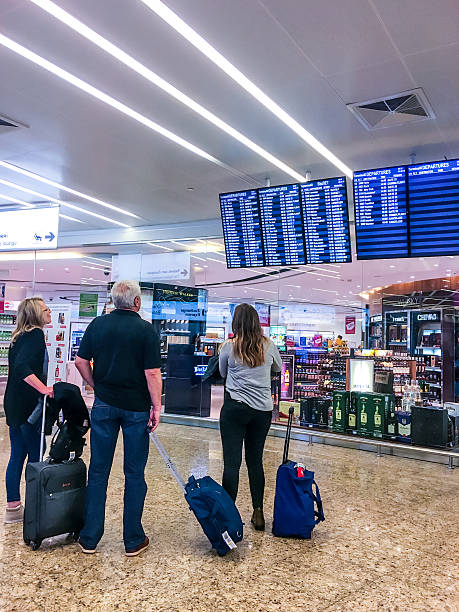 человек, проверка своего рейса в аэропорт шереметьево, москва - editorial moscow russia airport sign стоковые фото и изображения