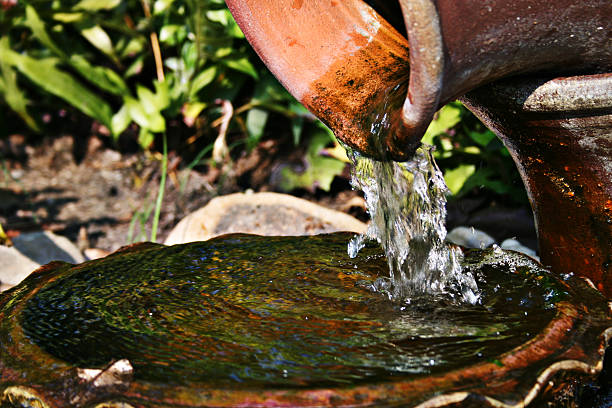 old jarro vertendo água - jug water pottery clay - fotografias e filmes do acervo