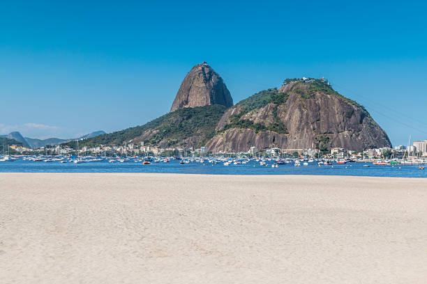 シュガーローフ山、リオでブラジル - guanabara bay ストックフォトと画像