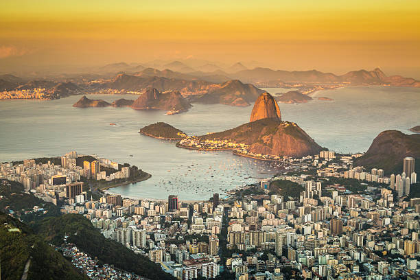 vista do pôr-do-sol do rio de janeiro, brasil - rio de janeiro corcovado copacabana beach brazil - fotografias e filmes do acervo