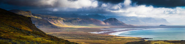 piękny krajobraz wybrzeża epic odległych górach panoramy islandia morze arktyczne - dramatic sky iceland landscape sky zdjęcia i obrazy z banku zdjęć