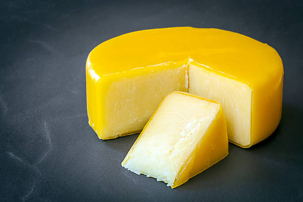 체다 치즈를 블랙 슬레이트 - cheese wheel cheese cheddar wheel 뉴스 사진 이미지