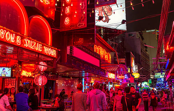 bangkok red light district - gogo bar photos et images de collection