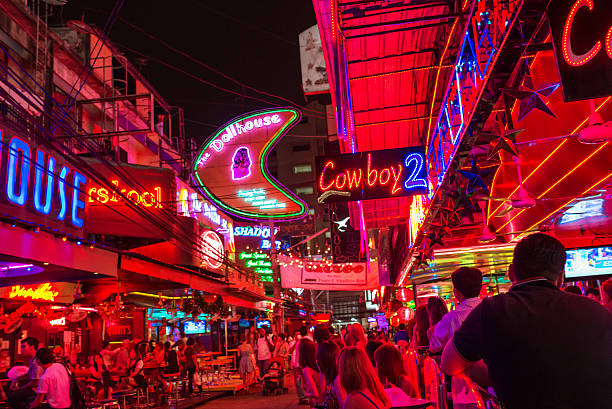 bangkok red light district - gogo bar photos et images de collection