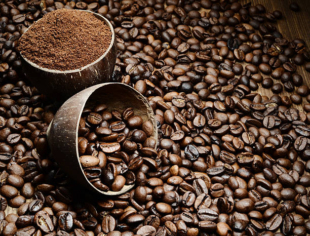 деревянная чаша с кофейных зерен кофе - coffeetree стоковые фото и изображения
