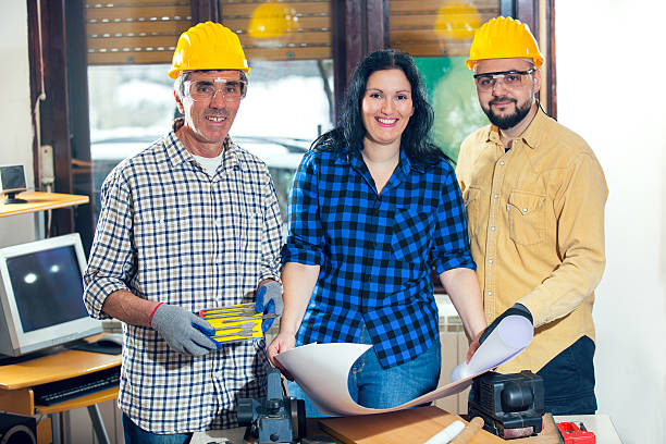 istock Construction worker and couple looking at the plan 533173737