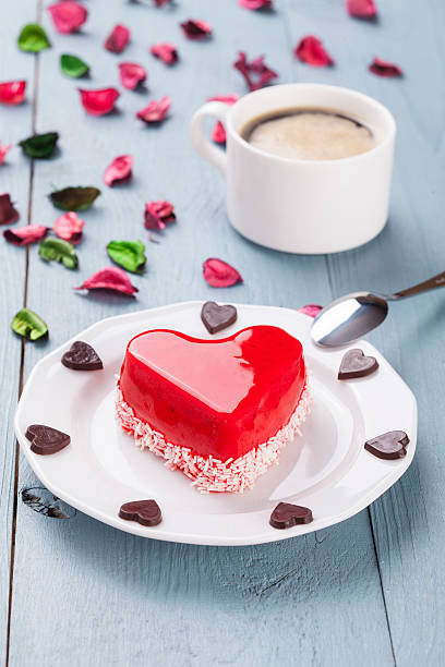 istock Sweet Valentine's cake 533178495