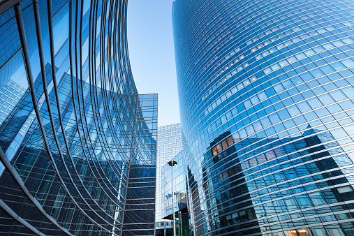 Modernos edificios corporativos en el distrito financiero de La Defense, París photo