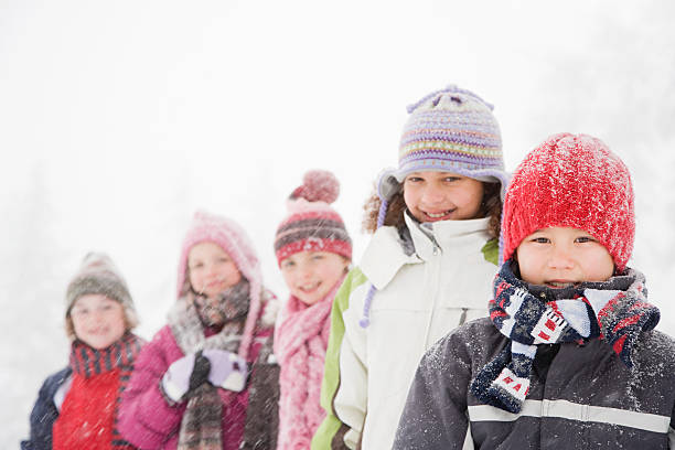 enfants dans la neige - child winter snow asian ethnicity photos et images de collection