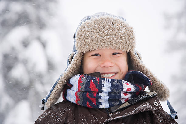 boy dans la neige - child winter snow asian ethnicity photos et images de collection