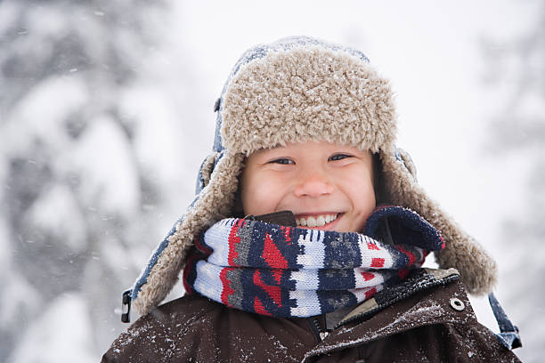 chłopiec w śniegu - asian ethnicity child little boys education zdjęcia i obrazy z banku zdjęć