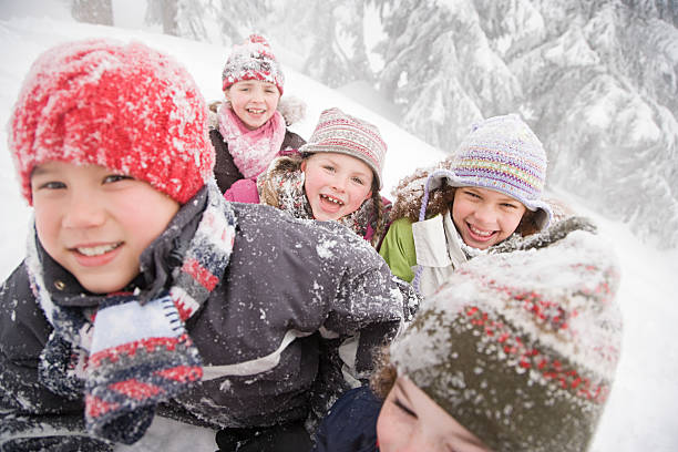 bambini sulla neve - group of people teenager snow winter foto e immagini stock