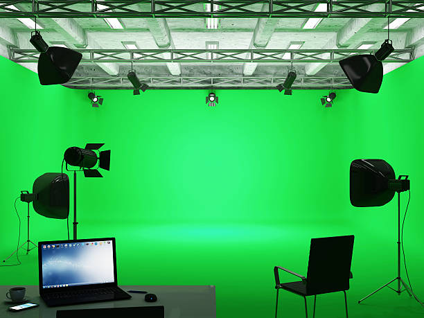 современный киностудия с зеленый экран и легкая экипировка - chroma key flash стоковые фото и изображения